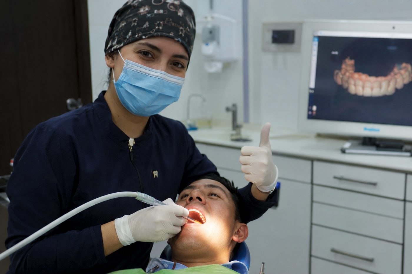 Odontóloga atendiendo a un paciente